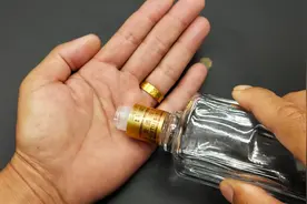 把白酒倒在手上，原来是有这个作用，真是活到老要学到老