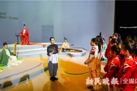 花游天团游进“国风港湾”，还和唢呐演奏家比起了肺活量图片
