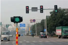 红绿灯改了？老司机连扣6分，强烈建议换回来图片