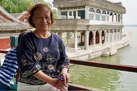 邓超母亲真是中老年穿搭模板，穿丝绸刺绣上衣，宽松却不失时尚感图片