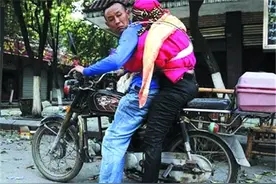 痴情民工吴加芳，骑摩托车带"亡妻"回家，为何不到半年就再娶？图片