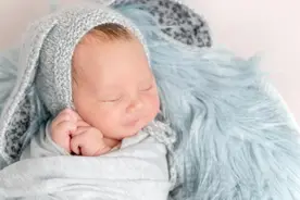 初生婴儿白天睡觉总醒来？孩子睡短觉，家长要遵循这6点图片