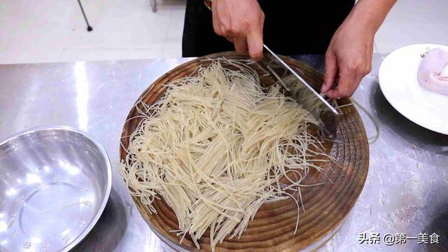 饭店的炒粉条就是好吃，不坨块不粘连，劲道入味，厨师长详解技巧