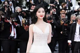 景甜的“沙漏”身材让人羡慕，一袭吊带长裙秀曲线，看着移不开眼图片