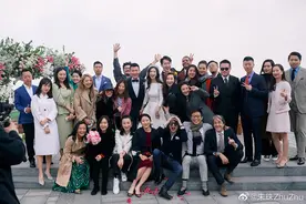 朱珠晒婚礼现场照，伴娘伴郎首次曝光，富商父亲露正脸比老公还帅图片