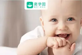 给宝宝鼻腔喷药，怕副作用多？怪你姿势摆错了图片