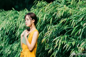 戴眼镜的文艺美女清新写真图片