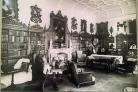 海外男子通过旧照片找到关键线索，自家老宅书架后面竟然别有洞天图片