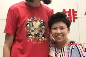 这些图片告诉你，跟1米98的朱婷合影有多萌图片