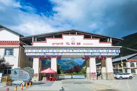 西藏巴松措有一座神秘古村，历史悠久，是被时光遗忘的世外桃源图片