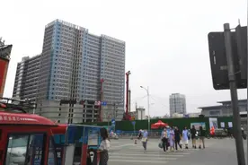 试图打造三站聚首鎏金旺铺的“巨无霸”项目，为何如今满目疮痍？图片