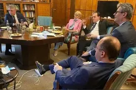 一国总理在办公室不戴口罩还抽烟，引来举国痛骂，还得交罚款图片