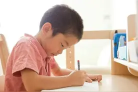 放假时，喜欢“出去浪”的孩子和“宅在家”的，长大后差距很明显图片