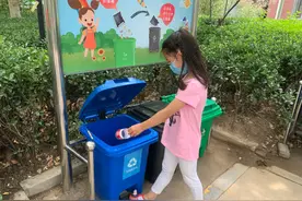 适合小朋友的身高！天坛街道垃圾分类设“娃娃桶”图片