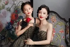 李小璐带女儿拍写真，穿纱裙配卷发像贵妇，9岁甜馨眉眼太像爸爸图片