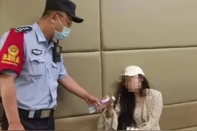 感情受挫女孩连喝两瓶二锅头，醉倒北京南站图片