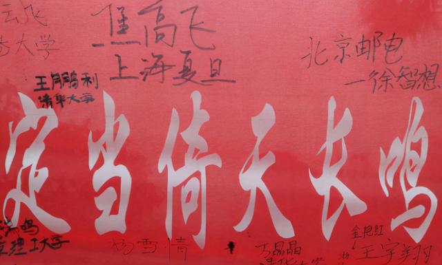高三班级硬核标语条幅走红，幽默又励志，多年再回首依然热血沸腾