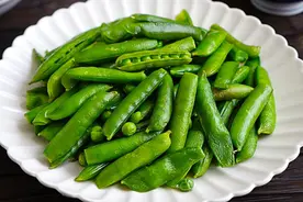 水煮豌豆，牢记2个窍门，碧绿不变色，入味好吃，比煮毛豆都美味图片