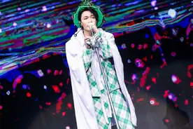 张艺兴演唱会一身圣诞装扮，兔耳朵斗篷太可爱，绿帽子是怎么回事图片