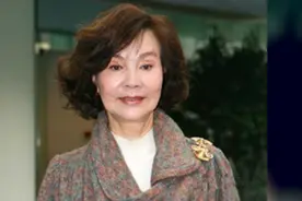 60岁阿姨过年准备烫染，什么发型年轻洋气？四种减龄发型了解下图片