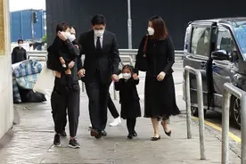 郭晶晶一家五口齐现身！亲妈穿衣和婆婆差别大，帅气小叔子罕现身图片