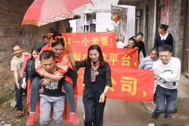 “吃鸡”玩家在现实中拉着横幅，背起CP感谢光子：把她娶回家了图片