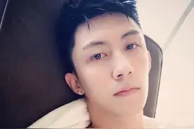 因戏生情，热巴黄景瑜上快本疑戴情侣项链，“好事将近”的节奏图片