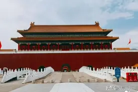 横店有座故宫，是北京故宫的刻录，它们一样吗？游客说：不一样图片