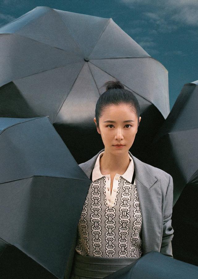 林心如的新发型惊艳!齐耳短发逆龄如少女,与长发相比风格大变