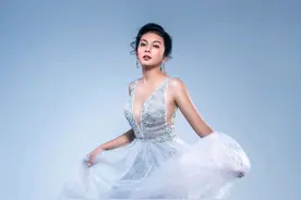 谈莉娜的时尚穿搭，体现出中印风格混血的独特性，个性又潇洒图片