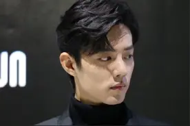 疑似报复肖战！227粉丝穿“肖战必糊”，在商场涂改其签名墙图片