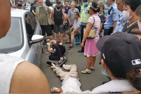 女司机倒车意外事故，疑似倒车故意撞人吸引市民围观图片