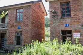 山沟沟藏“神秘医院”，没有病号服却和谐相处，自耕自种略显忧伤图片