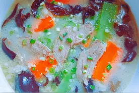 核桃肉是啥？配胡萝卜莴笋木耳煮汤，内容丰富，营养多，鲜味十足图片