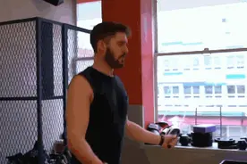 一个月！才一个月！跟着雷神的计划训练，这身材蜕变也太夸张了图片