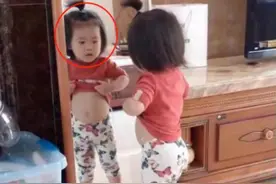 5岁女儿照镜子，发现自己失去了“小蛮腰”，逗笑网友：真有意思图片