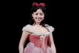 25岁的宋丹丹原来这么美，浓眉大眼似港星，一头卷发像洋娃娃图片