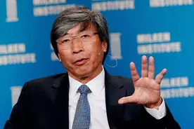 又一华裔首富移民美国，宣布捐一半财富给美国，却从不回中国拜祖图片