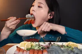 网红吃播有多假？龙虾是假的，火锅底料是蛋糕，看完你就明白了图片