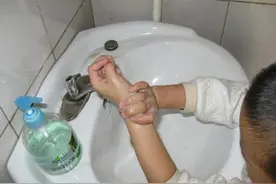 3岁儿子去“尿尿”半小时没出来，妈妈赶紧推开门，没忍住笑出声图片
