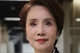 60岁央视主播高调退休！顶级颜值气质强过董卿，穿西装秀央视风图片