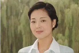 48岁王茜华宣布离婚，前夫与她实行AA制，网友现任好帅图片