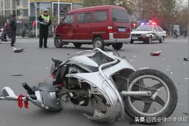 骑电动车被路边车辆突然开门撞倒，电动车主被判承担30%的责任图片