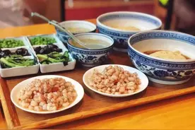 老人吃面2年不给钱，老人去世后，老板娘意外分得50万遗产图片