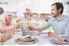 第一次去女朋友家，怎么跟女朋友父母聊天，能避免尴尬？图片