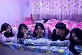为何东北睡炕都是全家一起？新婚夫妇不觉得别扭？今天总算知道了图片