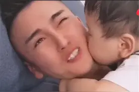 宝宝断奶后把爸爸认成了妈妈，抱着就是一通“乱啃”，网友都乐了图片