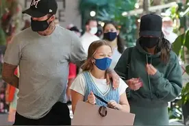 小贝罕见携妻女外出逛街！10岁小七背心乞丐裤，身高比妈还招摇图片