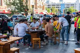 昆明最霸道的路边摊，几百人晒着太阳吃火锅，老板买6套房送员工图片