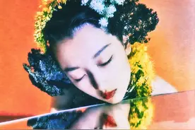 明星寸头周冬雨一组油画风大片，艳丽妆容让人过目不忘图片